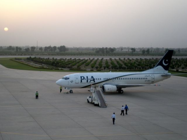 Boeing 737-200 (AP-BEH)