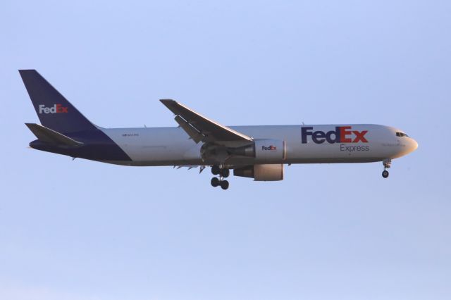 BOEING 767-300 (N151FE)