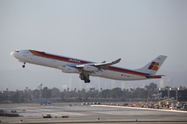 Airbus A340-300 (EC-KSE) - AIRBORNE