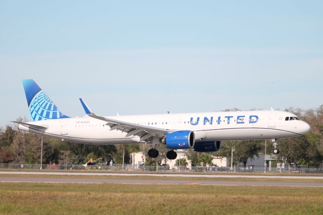 Airbus A321neo (N14520) - United Flight 1740 arrives on Runway 6 at Southwest Florida International Airport following fight from Chicago-O’Hare International Airport