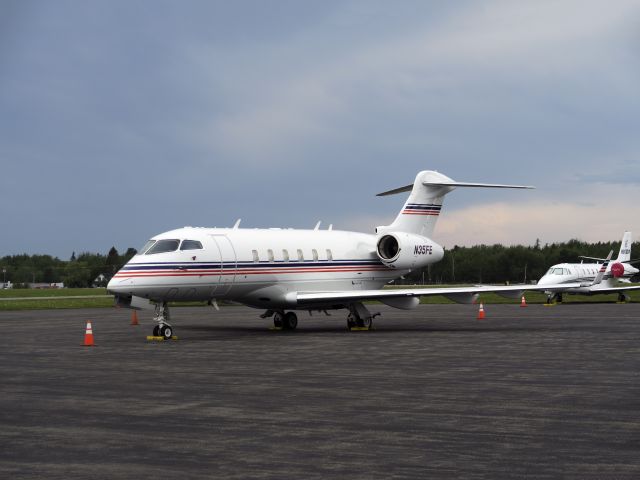 Bombardier Challenger 300 (N35FE)