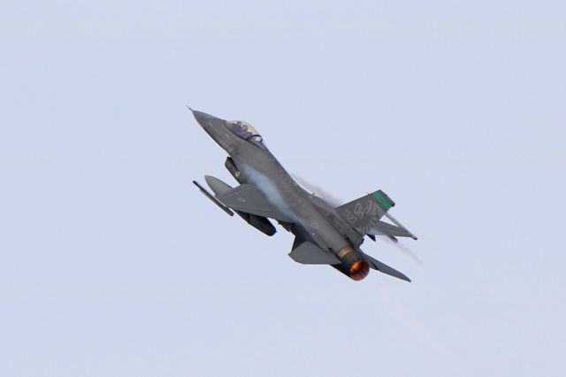 Lockheed F-16 Fighting Falcon (88-0527) - A USAF Lockheed F-16CM from the 180th Fighter Wing, 112th Fighter Squadron (Stingers) climbing steep after departing RWY 24L en route back to its’ home base at Toledo Express Airport (KTOL) on 2 Apr 2019.