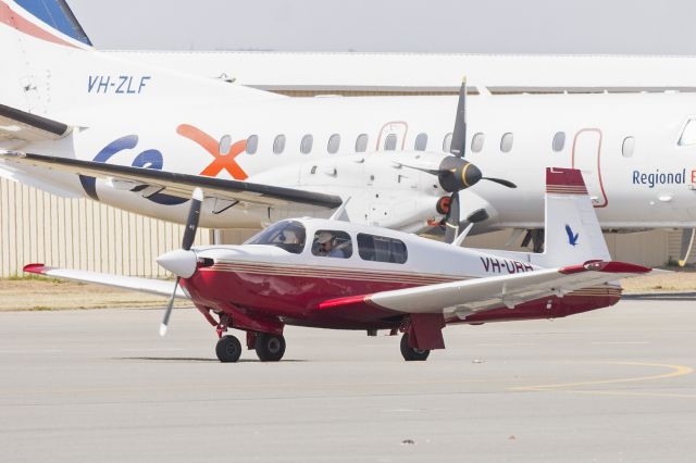 Mooney M-20 (VH-URH) - Main Gear Pty Ltd (VH-URH) Mooney M20J taxiing at Wagga Wagga Airport.