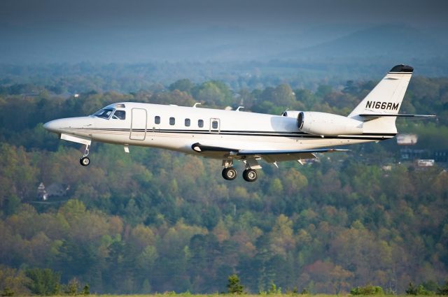 IAI Gulfstream G100 (N166RM) - Arriving on 24 as the early morning light moves into the Catawba Valley. - 7.Apr.10