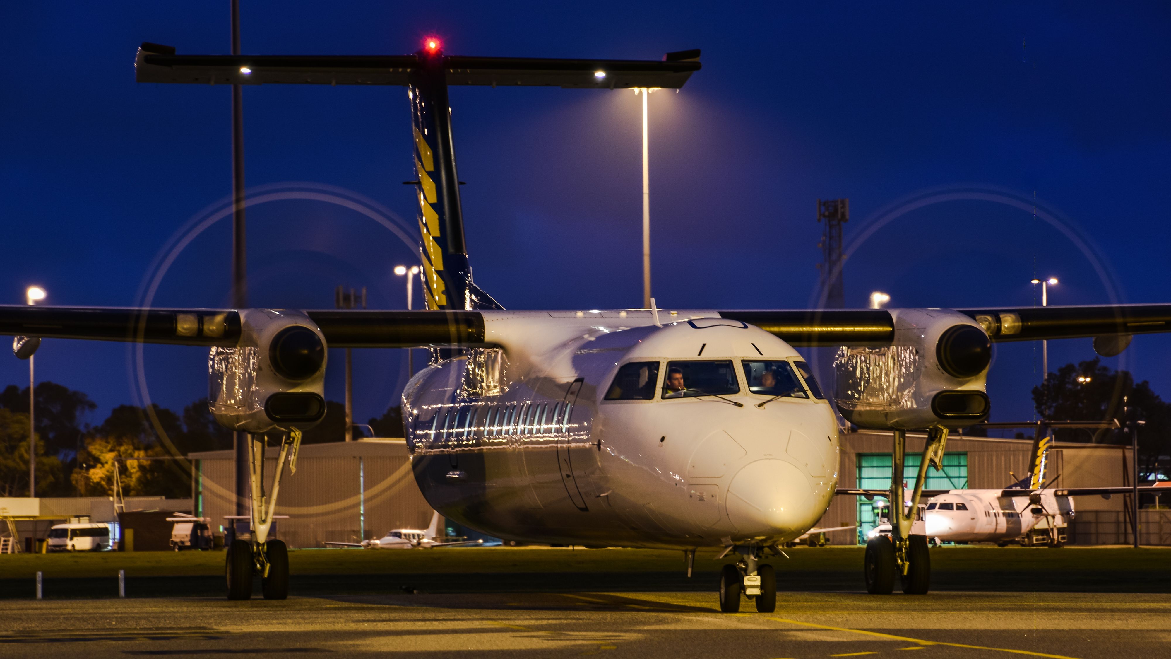 de Havilland Dash 8-300 (VH-XKI)