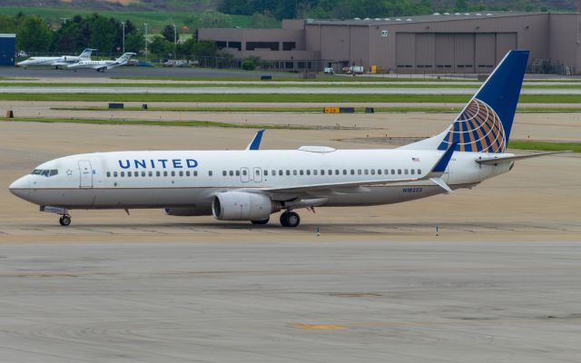 Boeing 737-800 (N18223) - United 452 taxiing to A11 after the flight from Denver!