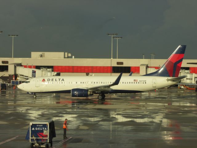 Boeing 737-800 (N3739P) - DELTA AIRLINES 737-800 SITTING ON TARMAC AT ALTANTA HARTSFIELD JACKSON AIRPORT!