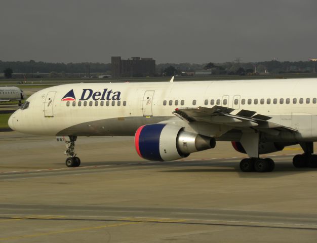 Boeing 757-200 (N661DL)