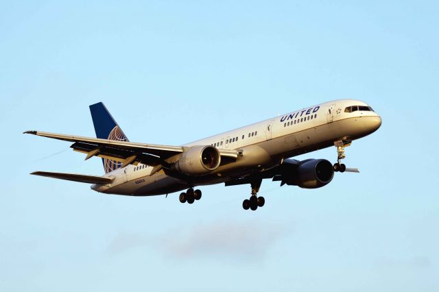 Boeing 757-200 (N560UA) - LAX