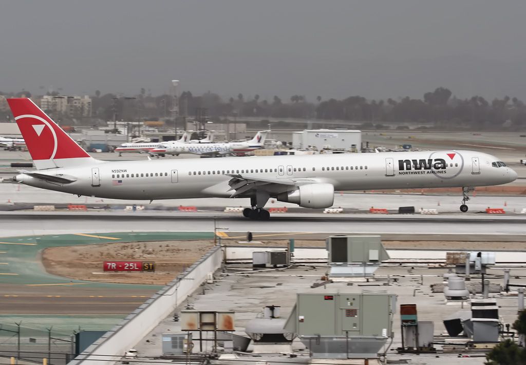 BOEING 757-300 (N592NW)