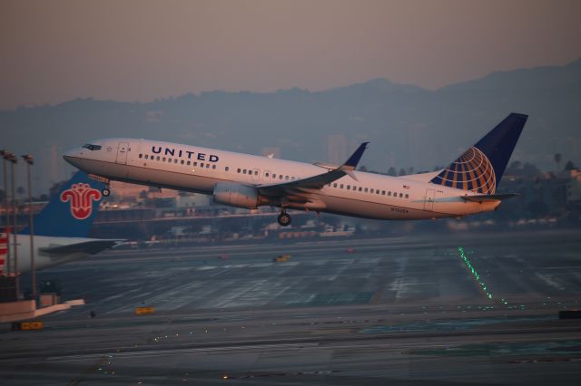 Boeing 737-800 (N76254)