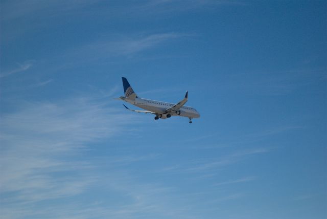 Embraer 175 (N114SY)