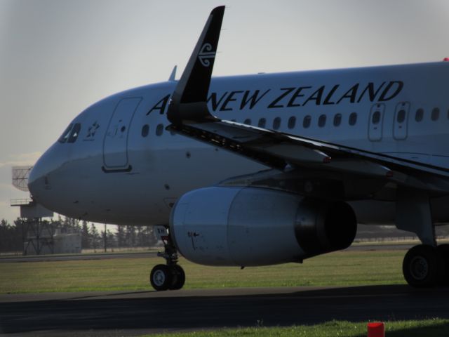 Airbus A320 (ZK-OXH) - This is an Air New Zealand A320 taxiing to runway 02/20.