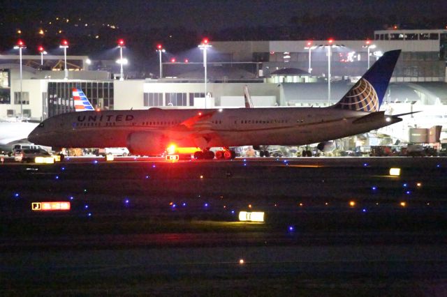 BOEING 787-10 Dreamliner —