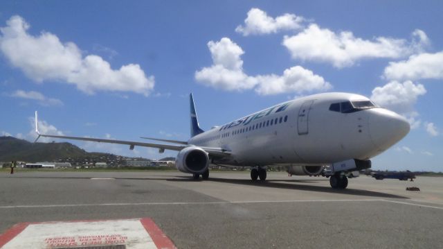 Boeing 737-800 (C-GWSX)