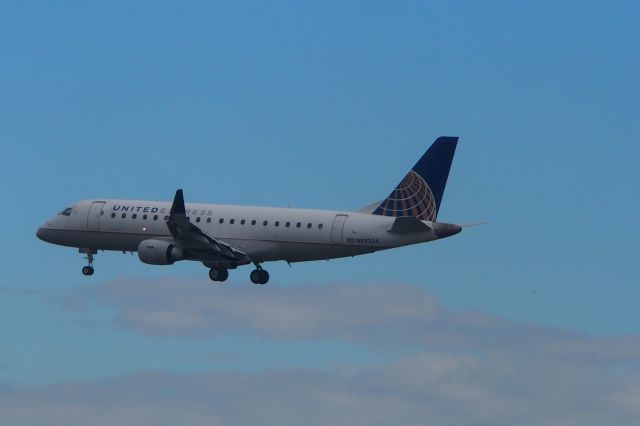 Embraer 170/175 (N89304)