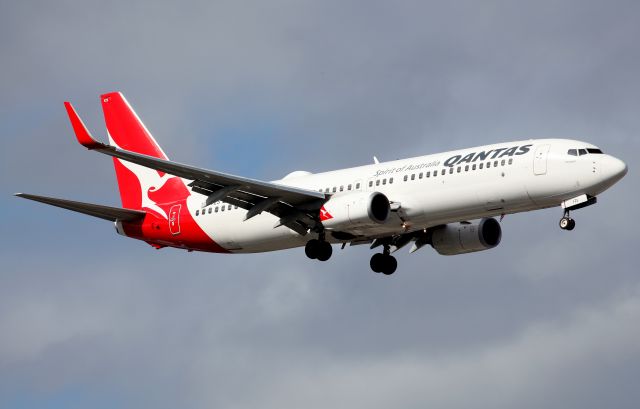 Boeing 737-800 (VH-VZS) - Tamworth Short Final To Rwy 16R