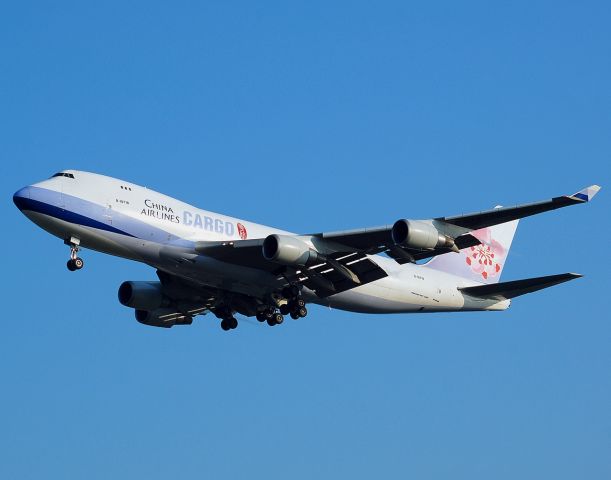 Boeing 747-200 (B-18718) - Dynasty 5224 Heavy on short final for runaway 20 Right.