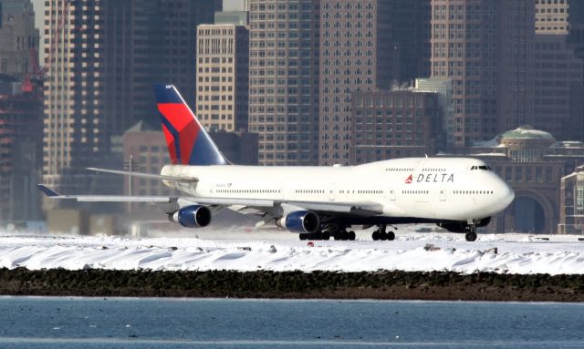 Boeing 747-400 (N669US) - NE Patriots front office being chartered on this beautiful B744 to Arizona for the Superbowl.