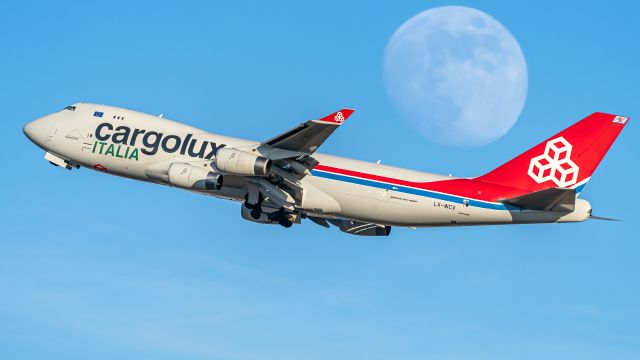 Boeing 747-200 (LX-WCV) - moonset 