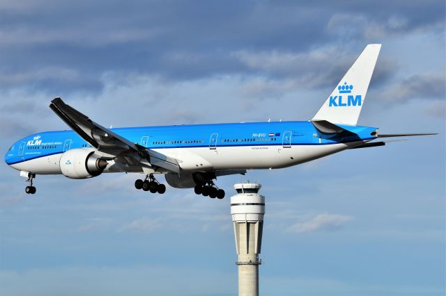 BOEING 777-300ER (PH-BVU) - KLM Boeing 777-306(ER) arriving at YYC on Jan 2.