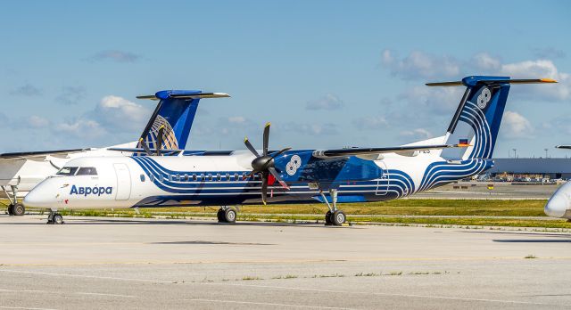 de Havilland Dash 8-400 (C-FPZS) - Awaiting delivery to the Russian airline Aurora amongst some other United Express birds which have been sitting here for a few weeks. Some have even had engines removed.