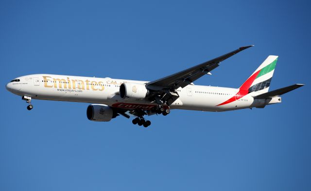 BOEING 777-300ER (A6-ECR) - Short Final to Rwy 16R