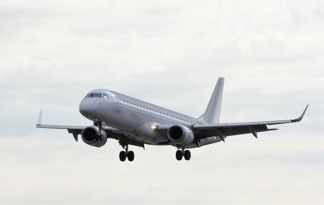 Embraer ERJ-190 (EI-GHJ) - Landing at London-City Airport on July 14, 2019.