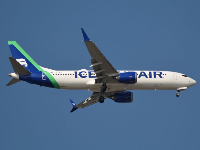 Boeing 737 MAX 8 (TF-ICP) - Kongelundsfortet RWY04L