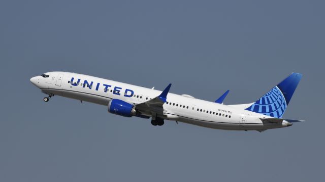 Boeing 737 MAX 9 (N37521) - Departing LAX on 25R