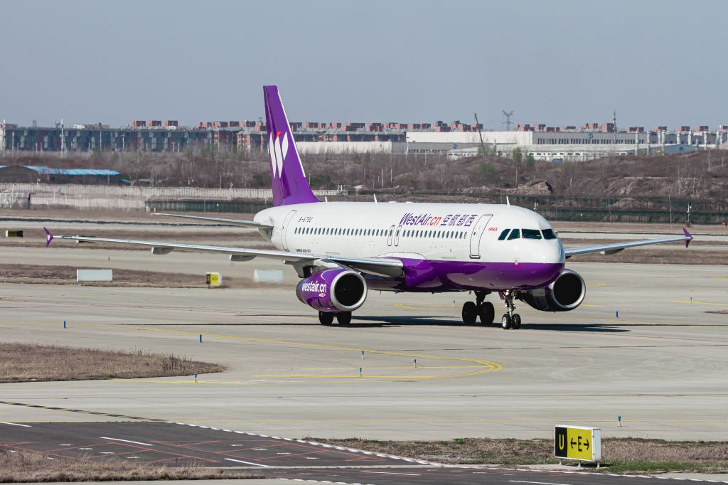 B-6790 — - A320-232(B-6790) Taxiing