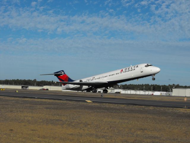 Boeing 717-200 (N966AT) - DAL957 departing RWY 18 on a beautiful day in Tally