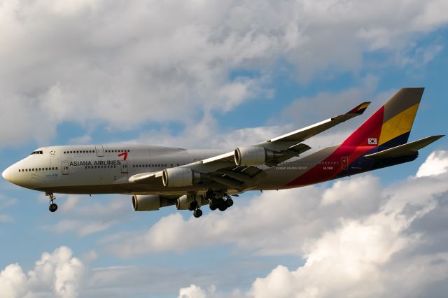 Boeing 747-400 (HL7418) - friendy clouds