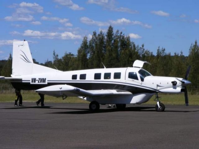 VH-ZVM — - ZVM flying skydivers at cessnock airport,hunter valley.