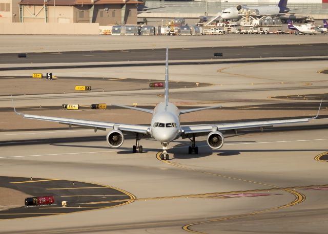 Boeing 757-200 (N200UU)