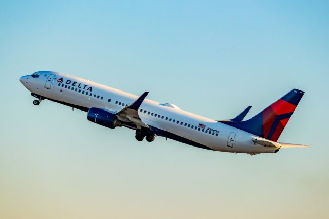 Boeing 737-800 (N389DA) - Delta Airlines 737-800 taking off from PHX on 10/16/22. Taken with a Canon 850D and Tamron 70-200 G2 lens.