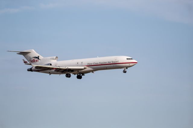 BOEING 727-200 (N725CK) - "Dragster 725" on final for 27 after a flight from Laredo Texas.