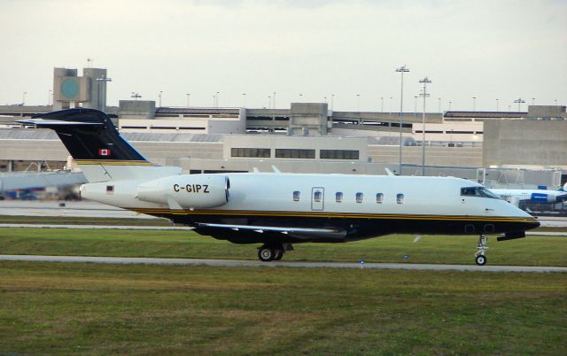 Bombardier Challenger 300 (C-GIPZ)