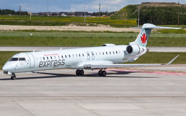 Canadair Regional Jet CRJ-900 (C-GJZT)