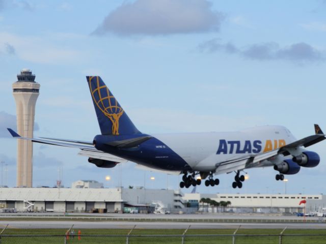 Boeing 747-400 (N477MC)