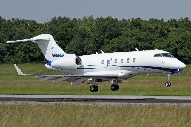 Bombardier Challenger 300 (N999ND)