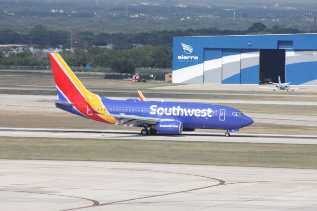 Boeing 737-700 (N421LV)