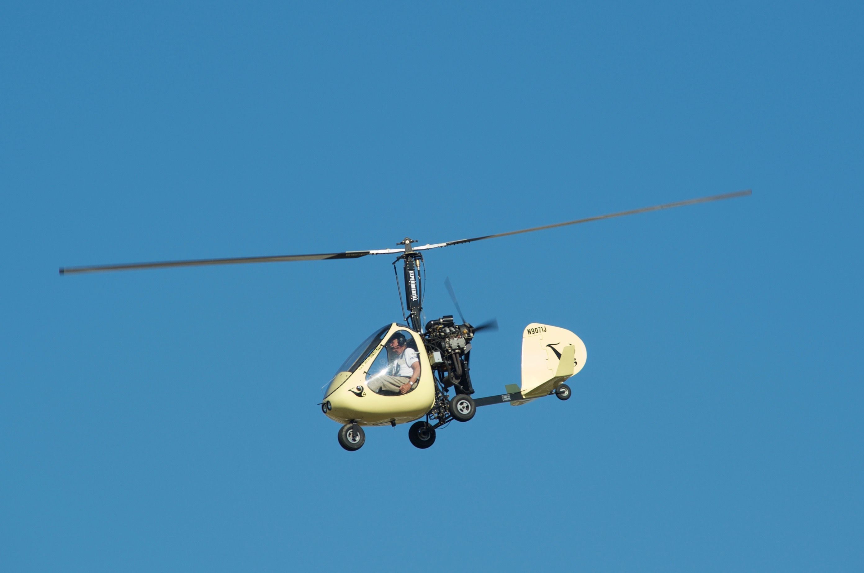 Unknown/Generic Ultralight autogyro (N9071J) - Landing touch and go runway 32 KLVJ