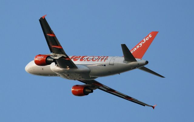 G-EZFM — - décollage d'un Airbus A319-111 de la compagnie EasyJet de la piste 08L/26R de l'aéroport Roissy Charles De Gaulle (CDG-LFPG) vers Marrakech Menara (RAK-GMMX).