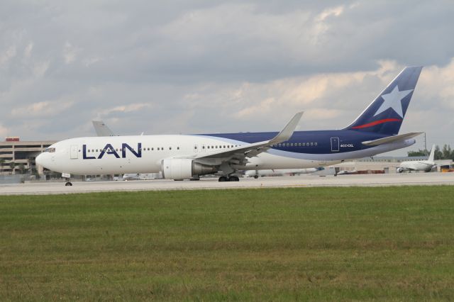BOEING 767-300 (CC-CXL)