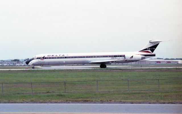 McDonnell Douglas MD-88 (N967DL)