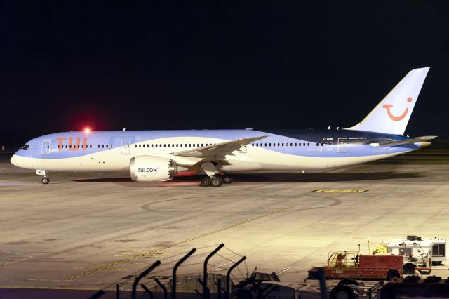 Boeing 787-9 Dreamliner (G-TUIM)