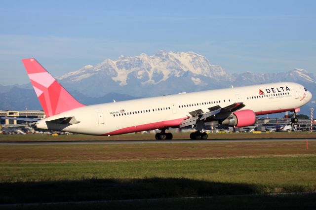 BOEING 767-400 (N845MH)