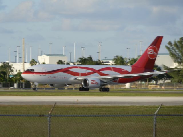 BOEING 767-200 (N881YV) - 21 Air B767-200F