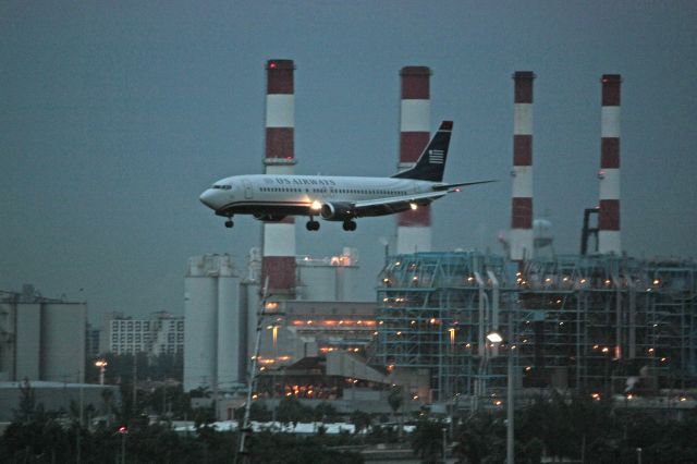 BOEING 737-400 (N454UW)